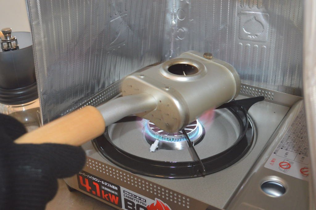 発明工房の手煎り焙煎機「煎り上手」で煎る